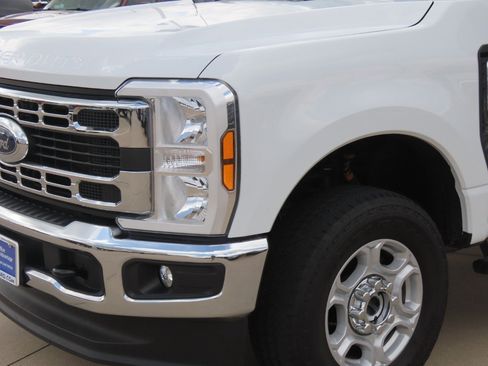 Used 2025 Ford F250 XLT AWD/4WD image 3