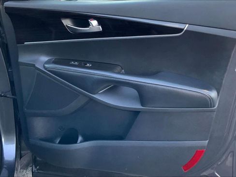 Used 2019 Kia Sorento LX image 22