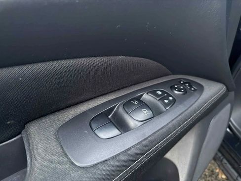 Used 2017 Nissan Pathfinder SV image 19