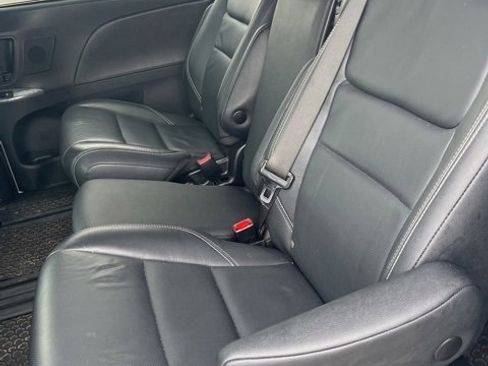 Used 2019 Toyota Sienna SE image 11