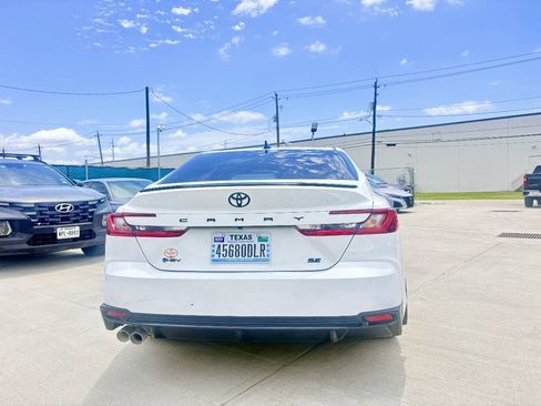 Used 2026 Toyota Camry Hybrid w/ Convenience Package FWD image 8