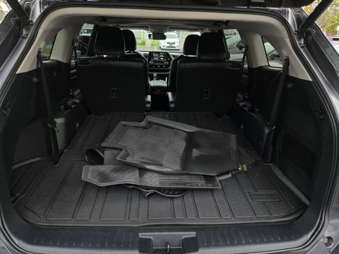Used 2022 Toyota Highlander XLE AWD/4WD image 24