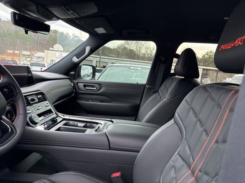 Used 2025 Nissan Armada PRO-4X image 3