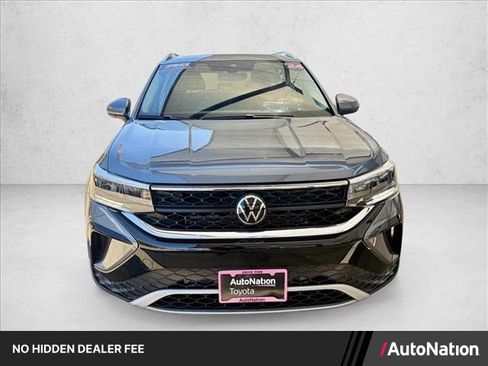 Used 2024 Volkswagen Taos SE w/ Panoramic Sunroof Package AWD/4WD image 1