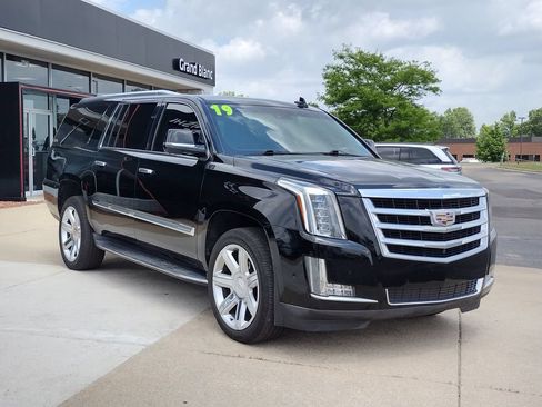 Used 2019 Cadillac Escalade ESV Luxury AWD/4WD image 16