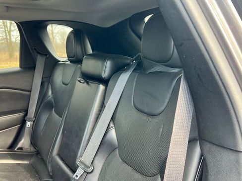 Used 2019 Jeep Cherokee Limited image 5