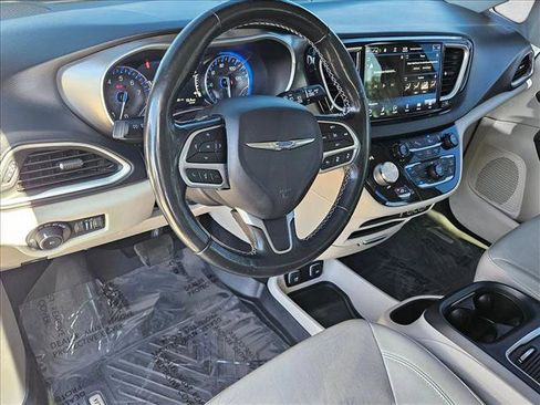 Used 2021 Chrysler Pacifica Touring-L FWD image 10