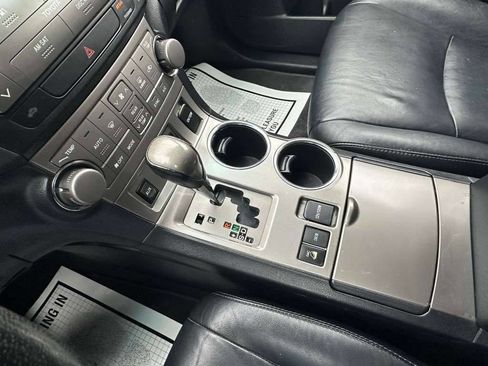 Used 2010 Toyota Highlander SE image 18
