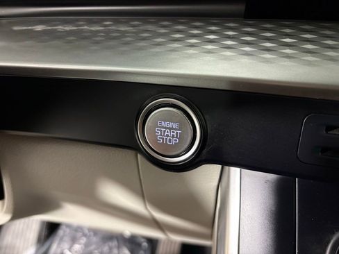 Used 2024 Kia Carnival LX image 23