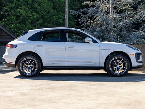 Certified 2025 Porsche Macan image 12