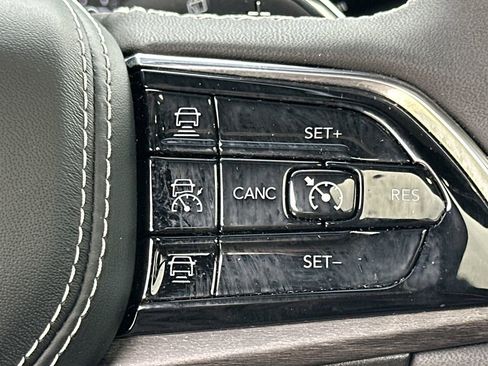 Used 2023 Jeep Grand Cherokee Overland RWD image 27
