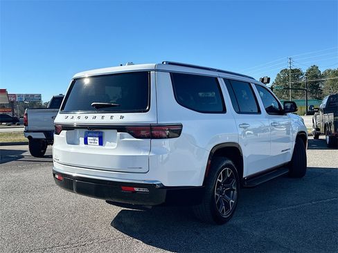 Used 2023 Jeep Wagoneer Series III w/ Preferred Equipment Group image 7