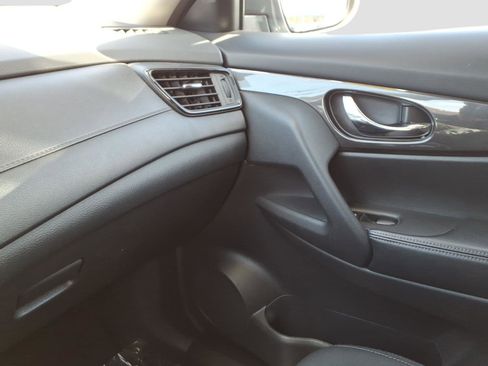 Used 2020 Nissan Rogue SV image 23