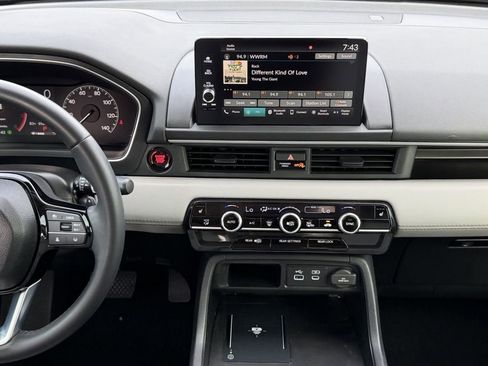 Used 2025 Honda Pilot EX-L image 16