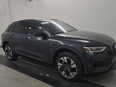 Used 2022 Audi e-tron Premium w/ Convenience Plus Package image 3
