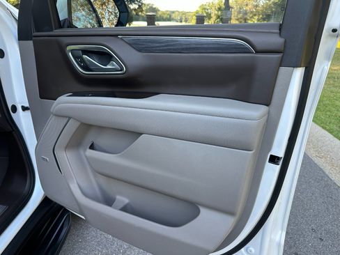 Used 2024 GMC Yukon XL SLT w/ SLT Luxury Package image 32