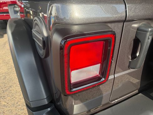 Used 2023 Jeep Wrangler Rubicon AWD/4WD image 28