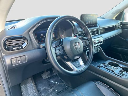 Used 2025 Honda Pilot Elite image 9