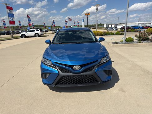 Used 2018 Toyota Camry SE FWD image 2