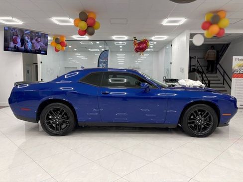 Used 2019 Dodge Challenger SXT w/ Plus Package image 5