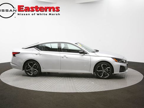 Used 2023 Nissan Altima 2.5 SR FWD image 41