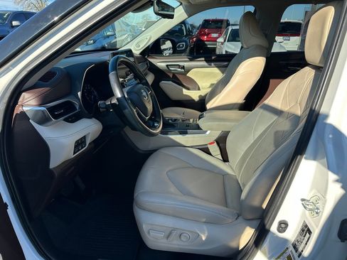 Used 2021 Toyota Highlander Platinum image 13