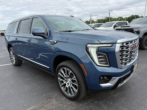 Used 2025 GMC Yukon XL Denali w/ Denali Reserve Package AWD/4WD image 7