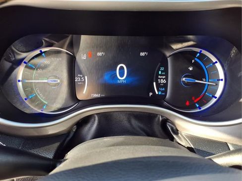 Used 2023 Chrysler Pacifica Touring-L image 15