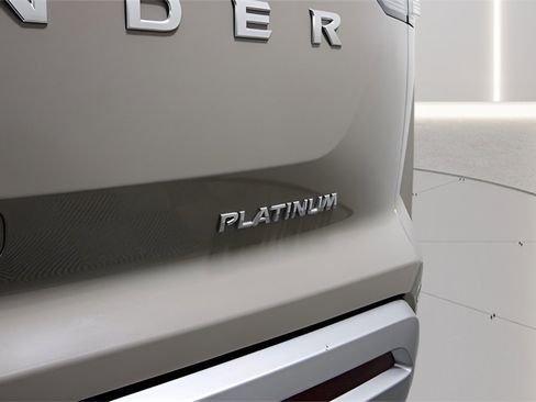 Used 2024 Nissan Pathfinder Platinum image 13