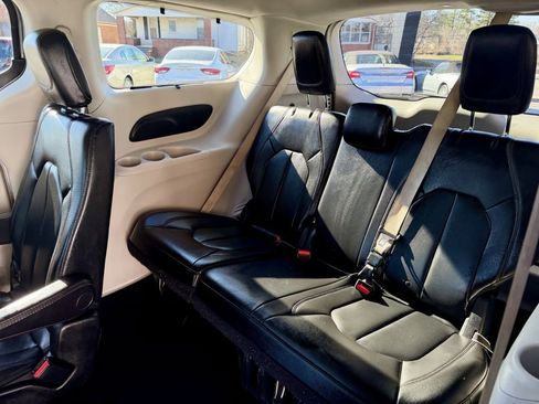 Used 2019 Chrysler Pacifica Touring-L FWD image 12