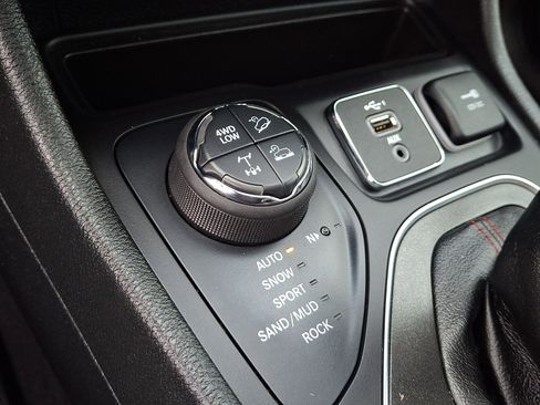 Used 2022 Jeep Cherokee Trailhawk w/ Sun, Sound & Nav Group AWD/4WD image 25