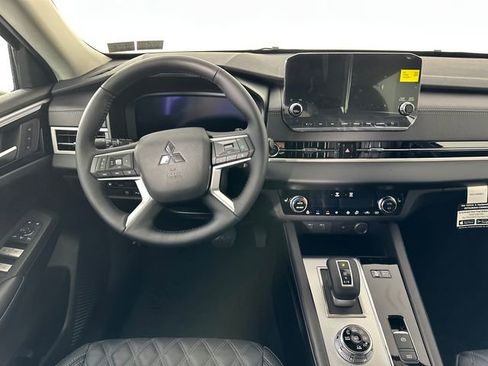 New 2025 Mitsubishi Outlander SEL image 18