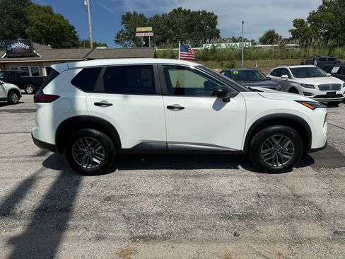 Used 2024 Nissan Rogue S AWD/4WD image 2