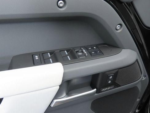 New 2026 Land Rover Defender 130 X-Dynamic SE image 23