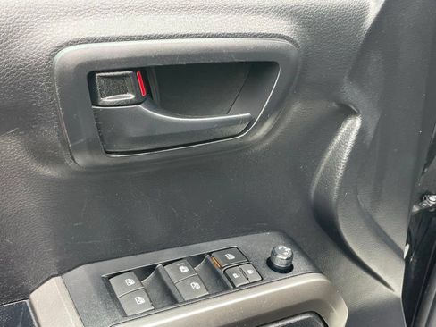 Used 2021 Toyota Tacoma SR5 AWD/4WD image 29