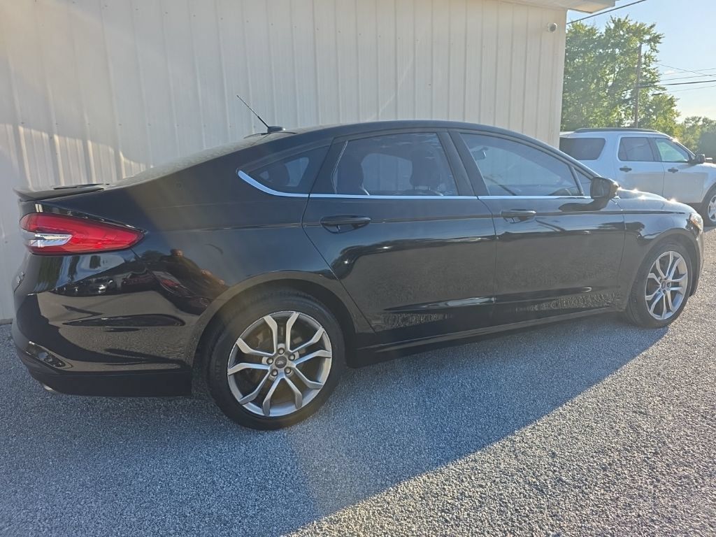 Used 2017 Ford Fusion SE w/ Equipment Group 201A FWD image 4