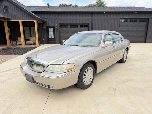 Used 2003 Lincoln Town Car Signature RWD image 1
