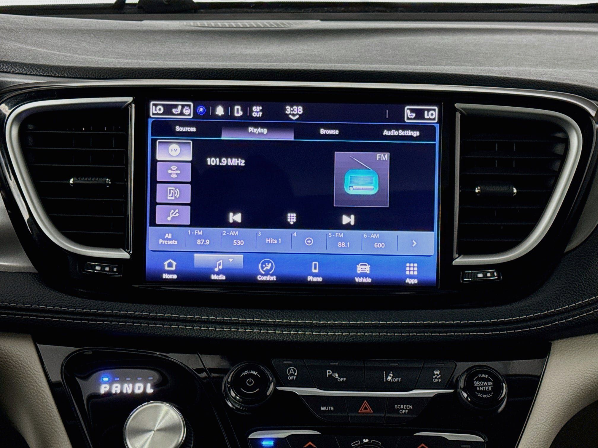 Used 2023 Chrysler Pacifica Touring-L AWD/4WD image 29