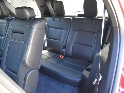 Used 2020 Ford Explorer XLT w/ Equipment Group 202A AWD/4WD image 30