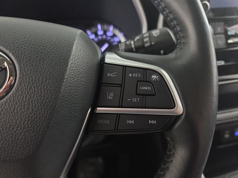 Used 2022 Toyota Highlander XLE AWD/4WD image 14