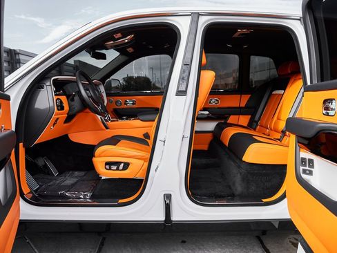 Used 2025 Rolls-Royce Cullinan AWD/4WD image 40