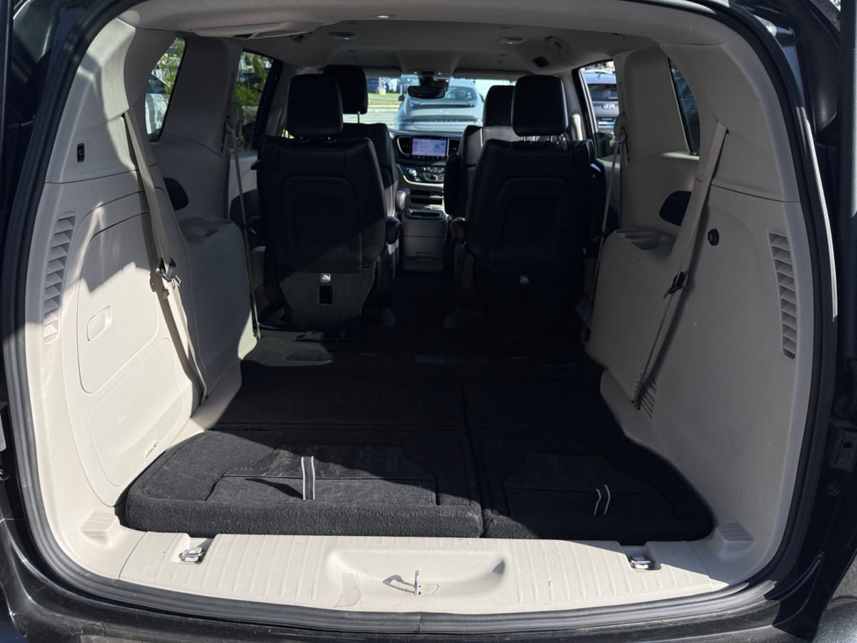 Used 2024 Chrysler Pacifica Limited FWD image 20