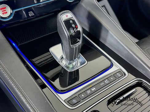 Used 2020 Jaguar F-PACE SVR image 21