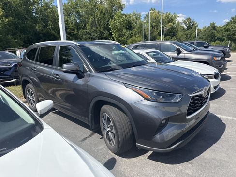 Used 2024 Toyota Highlander XLE AWD/4WD image 41
