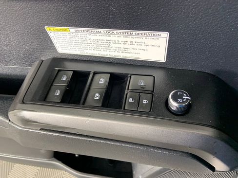 Used 2018 Toyota Tacoma TRD Off-Road w/ TRD Premium Off Road Package AWD/4WD image 28