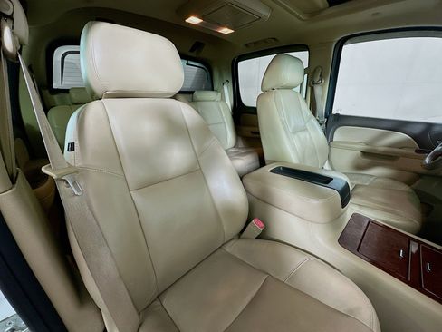 Used 2011 Chevrolet Avalanche LTZ image 29