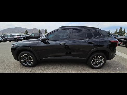 Used 2025 Chevrolet Trax LT w/ Driver Confidence Package FWD image 8