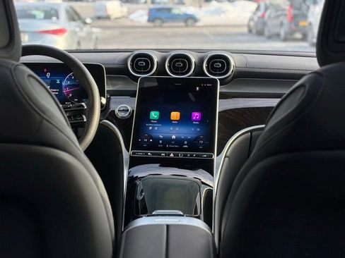 Used 2025 Mercedes-Benz GLC 300 4MATIC image 31