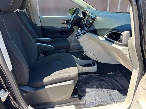 Used 2024 Chrysler Voyager LX FWD image 21