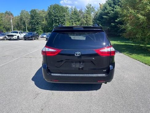 Used 2017 Toyota Sienna LE w/ Cargo Management Package FWD image 4
